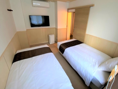 洋室はシモンズ製ベッドを使用した、ツインルームです。各部屋エアコン付きなので温度調整はお好みで設定できます。